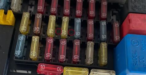 Illustrazione di un vano portaoggetti con fusibili accessibili