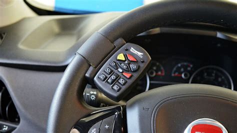 Interno di un'auto KIA moderna con comandi adattati per disabili