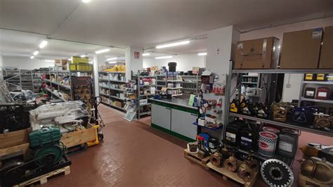 Magazzino di ricambi automotive ben organizzato