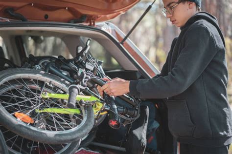 Bicicletta pieghevole nel bagagliaio di un'auto compatta
