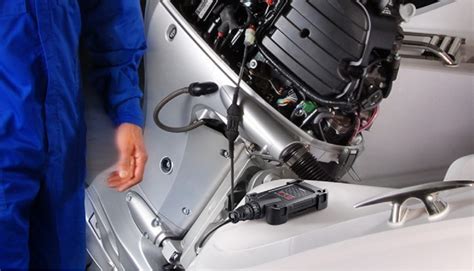 Tecnico che esegue una diagnosi elettronica del motore