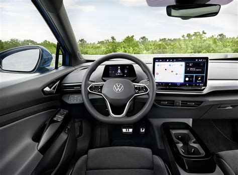 Immagine interna che mostra l'abitacolo spazioso della Volkswagen ID. Polo con attenzione ai dettagli dei sedili e del display centrale