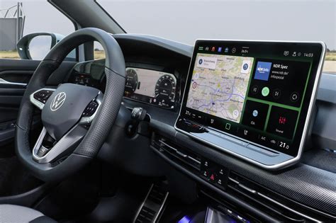 Interni Volkswagen Golf 7 con schermo infotainment