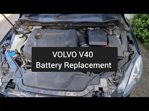 Batteria auto Volvo V40 nel vano motore
