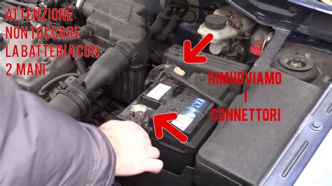 Diagramma che mostra la posizione della batteria nel vano motore di un'auto