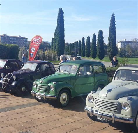 auto d'epoca in un raduno