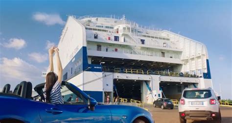 nave Grimaldi Lines con auto a bordo