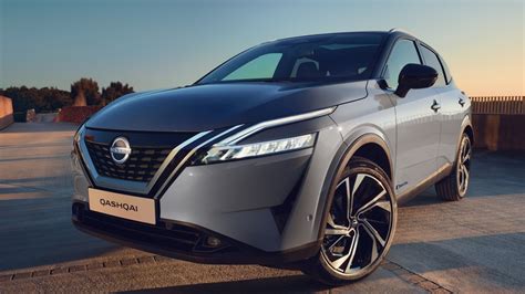 Nissan Qashqai di colore rosso in movimento