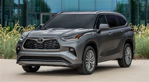 Toyota Highlander in movimento su strada