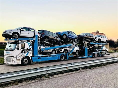 Camion bisarca carico di auto