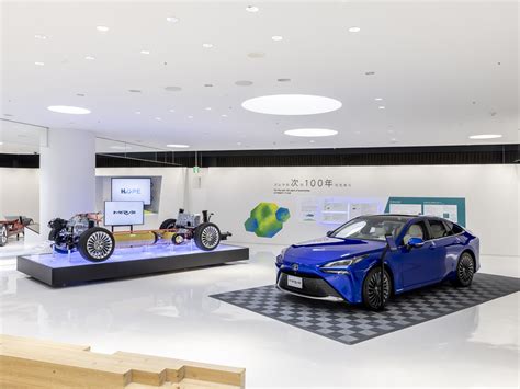 Interno moderno del Toyota Kaikan Museum con auto esposte