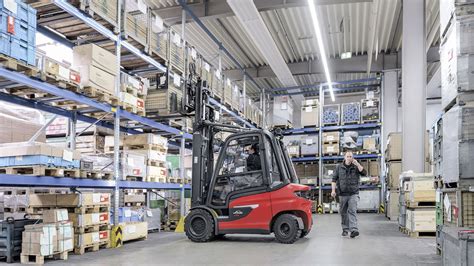 Carrello elevatore in azione in un magazzino