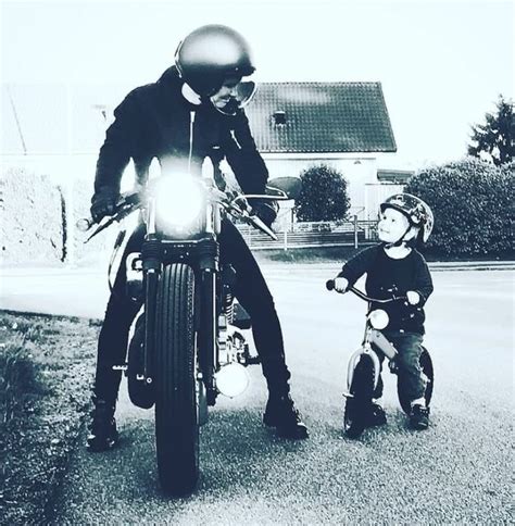 Padre e figlio in moto