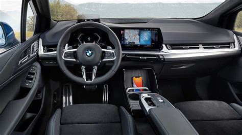 Interni della BMW Serie 2 Active Tourer con ampio display