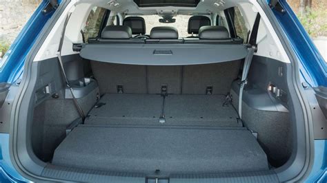 Interno del bagagliaio di una Volkswagen Tiguan con un inserto protettivo.