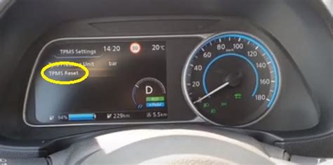 Menu impostazioni TPMS su display Nissan