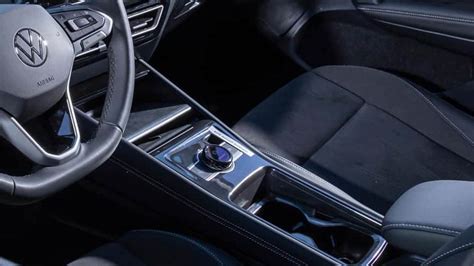 Interno di un'auto Volkswagen Tiguan con il guidatore che tiene in mano una chiave