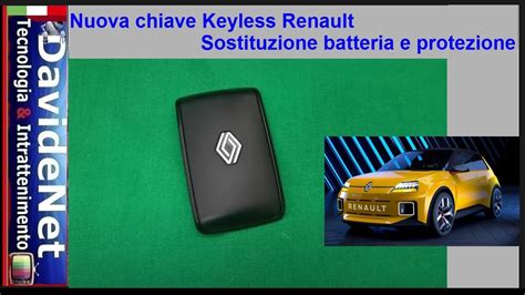 rappresentazione stilizzata di una carta chiave Renault vicino a un cruscotto digitale