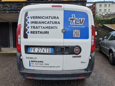 Veicolo aziendale con adesivi magnetici