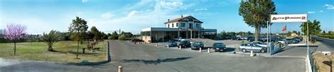 Veduta esterna moderna della concessionaria Ren-Auto Piraccini a Savignano sul Rubicone