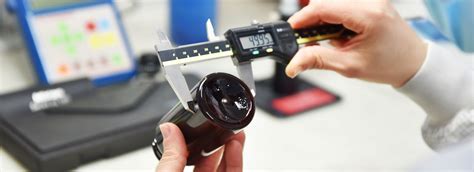 Dettaglio tecnico durante il controllo di qualità effettuato dai meccanici in officina