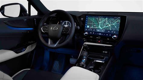 Interni Lexus NX con display infotainment