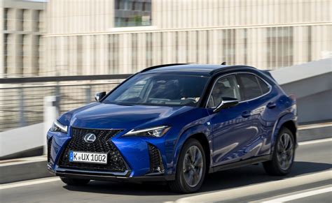 Lexus UX che mostra le dimensioni compatte