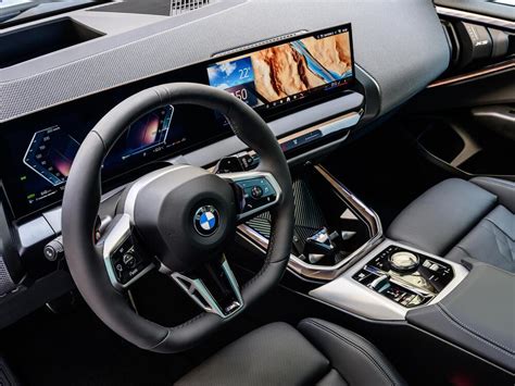 Dettaglio dell'abitacolo e del display curvo della nuova BMW X3