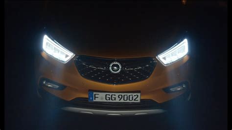 Opel Mokka frontale con luci a LED accese