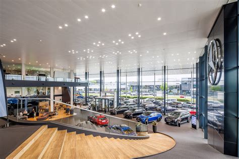 Interno showroom con veicoli esposti