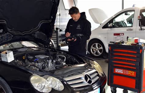 officina meccanica Mercedes-Benz con tecnici specializzati al lavoro