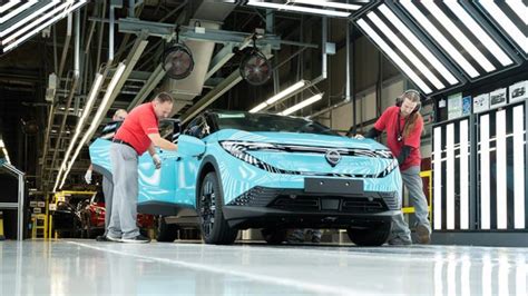 linea di produzione storica Nissan e innovazione elettrica