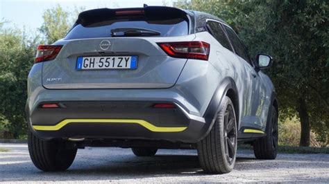 Vista posteriore della Nissan Juke Hybrid con badge specifico