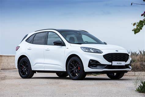 Ford Kuga ST-Line X parcheggiata di fronte a un paesaggio urbano