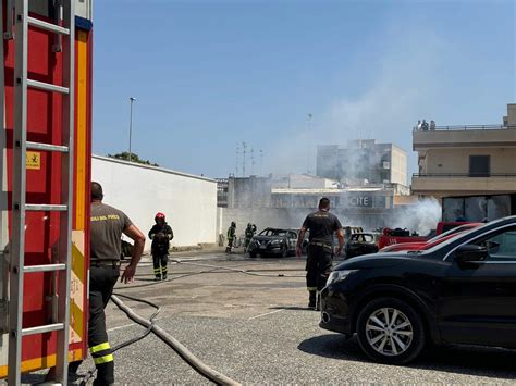 Vigili del fuoco che spengono un incendio in una concessionaria d'auto