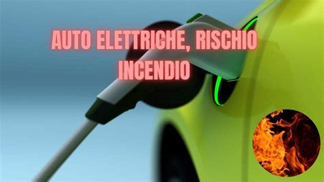 Schema che confronta il rischio di incendio tra auto elettriche e auto a combustione interna