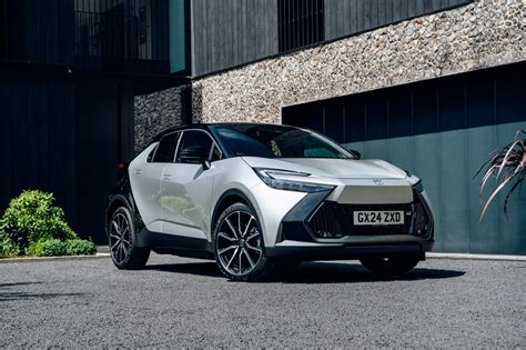 Toyota C-HR Plug-in Hybrid in ambiente urbano