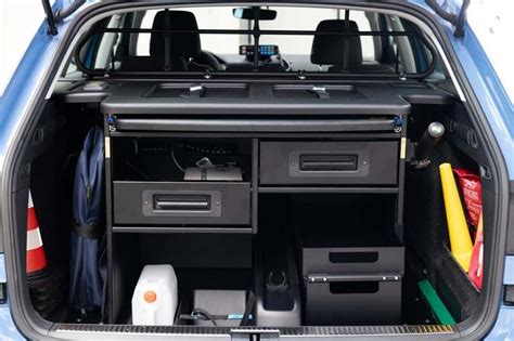 Sistema di cassettiere modulare installato nel bagagliaio di un'auto