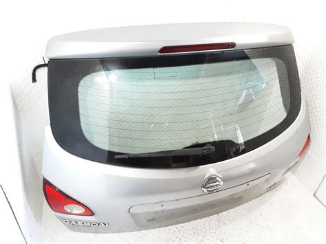vista esplosa del meccanismo del tergicristallo posteriore su un portellone di Nissan Qashqai