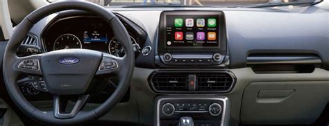Interni della Ford EcoSport con display touchscreen e volante multifunzione