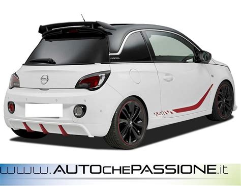 Dettaglio del logo Opel Adam sul montante posteriore