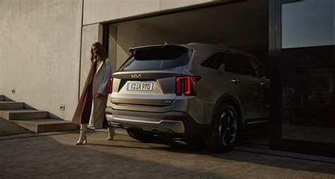 Vista posteriore Kia Sorento quarta generazione con luci a LED