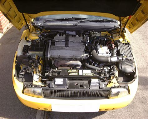 Diagramma che mostra le parti del cofano anteriore di un'auto classica