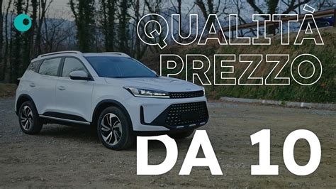 SUV bianco su marciapiede