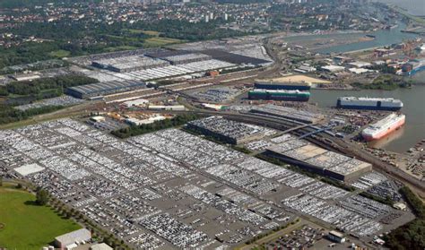 Porto di Bremerhaven con auto ferme
