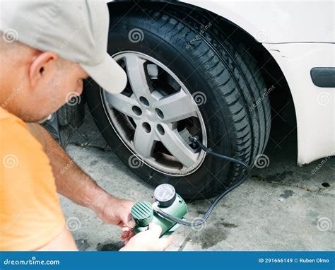Tecnico che controlla un pneumatico con un calibro