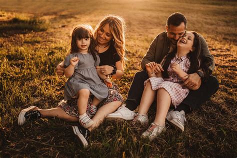 Famiglia felice con auto Dacia