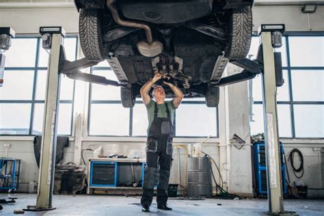 Tecnico Dacia che lavora su un veicolo