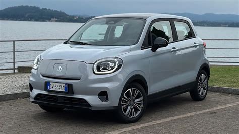Profilo di una piccola SUV con tetto rialzato