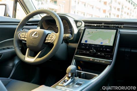 Interni Lexus LBX con schermo centrale